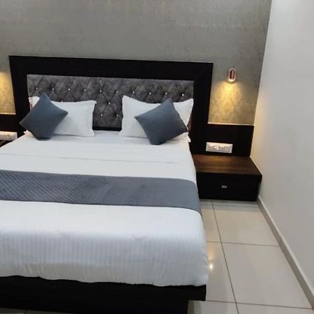 Hotel Aarna Palace 巴罗达 外观 照片
