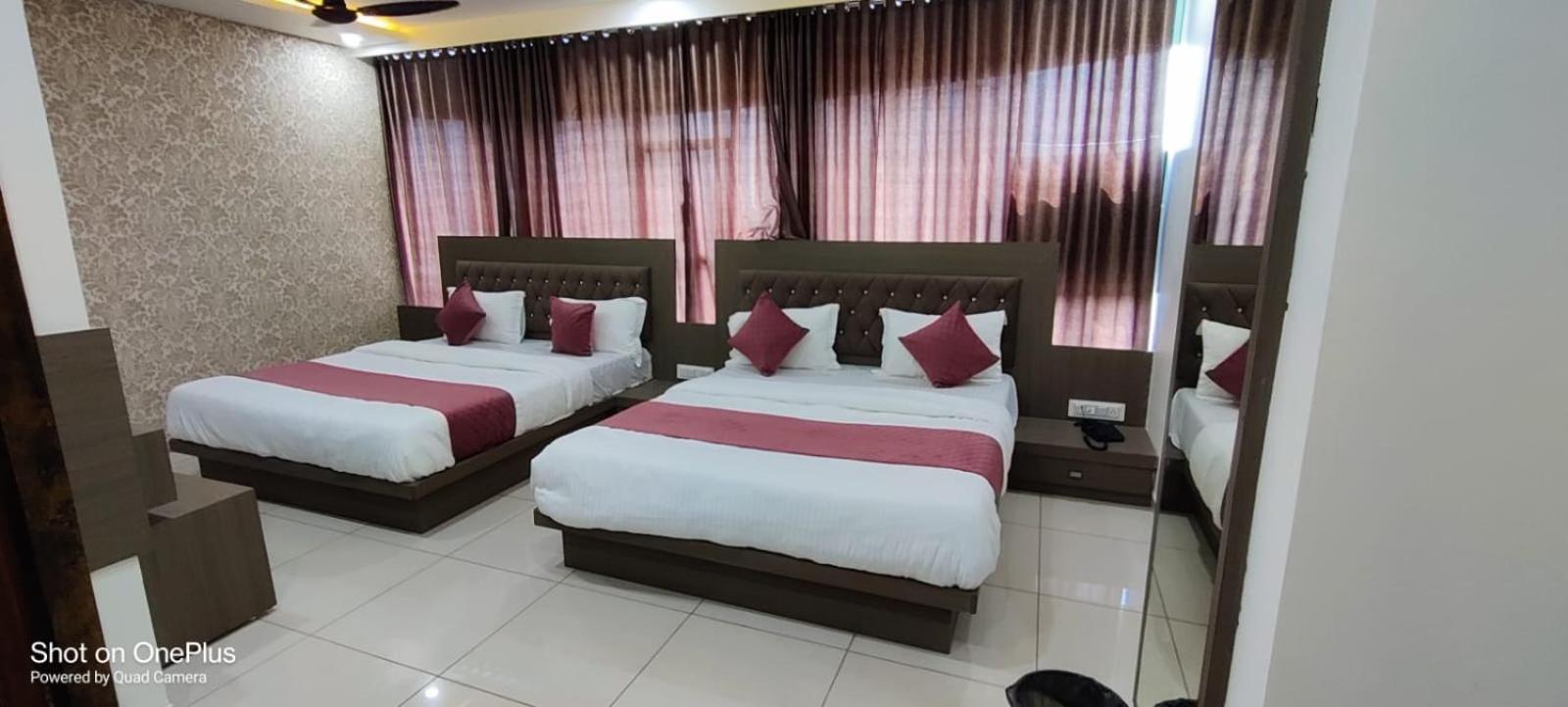 Hotel Aarna Palace 巴罗达 外观 照片