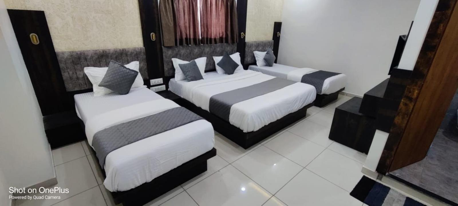 Hotel Aarna Palace 巴罗达 外观 照片