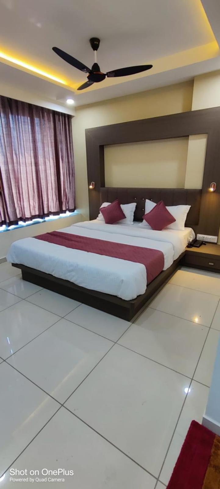 Hotel Aarna Palace 巴罗达 外观 照片