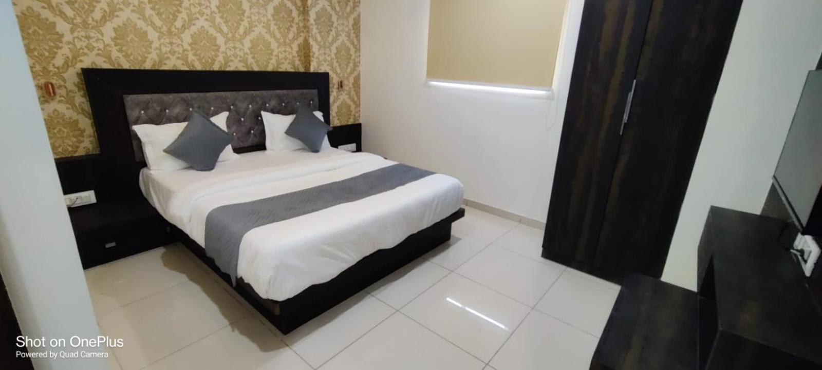Hotel Aarna Palace 巴罗达 外观 照片